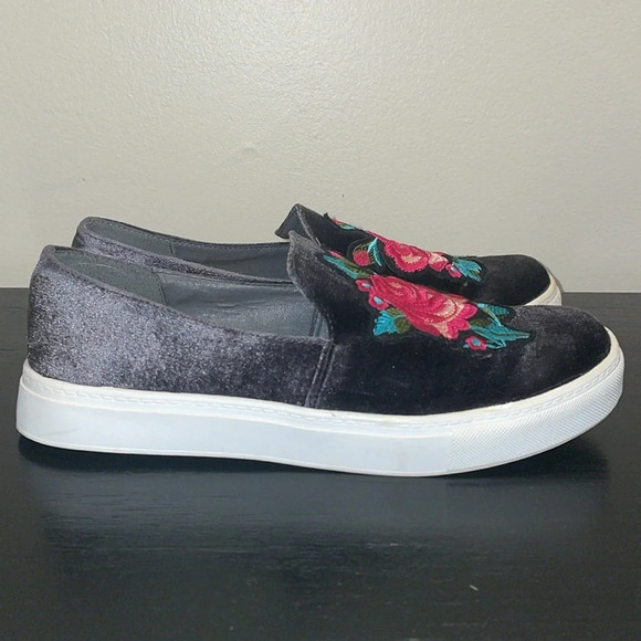 Dirty Laundry Slip Ons.  Size 7.5. Beautiful Rose Appliqué. - Picture 3 of 9